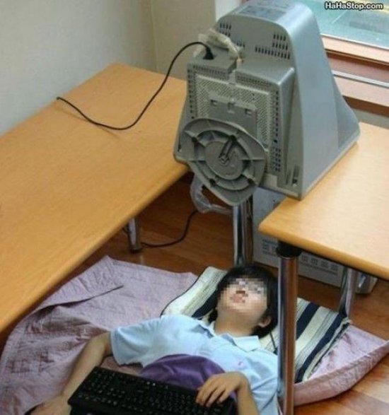 bàn sử dụng máy tính